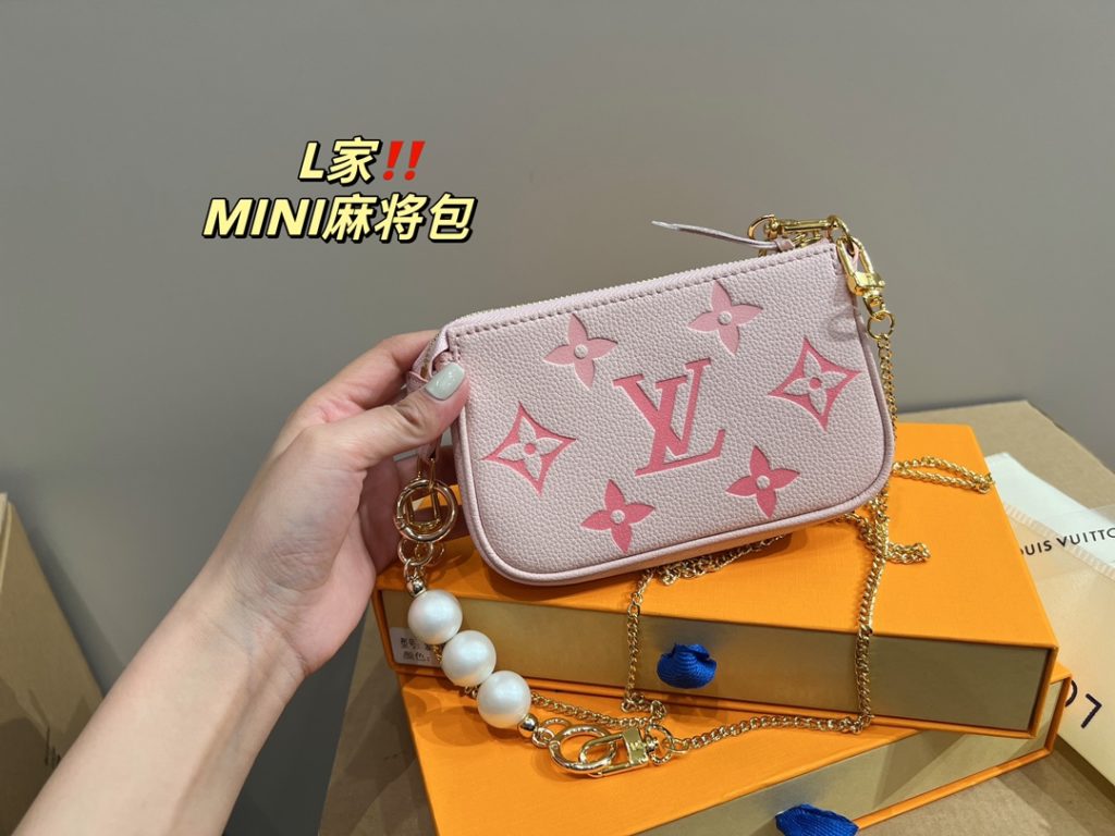 LV mahjong bag mini<br>With a sense of fashion elements<br>Creates a unique design<br>Everywhere with a cool style