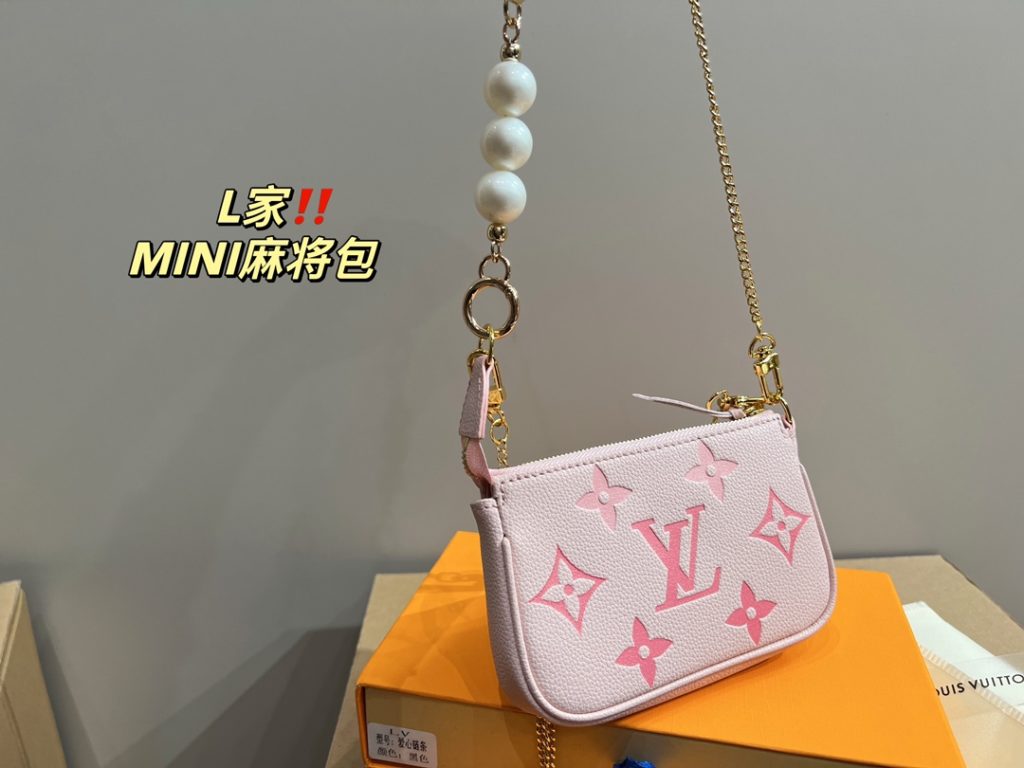 LV mahjong bag mini<br>With a sense of fashion elements<br>Creates a unique design<br>Everywhere with a cool style