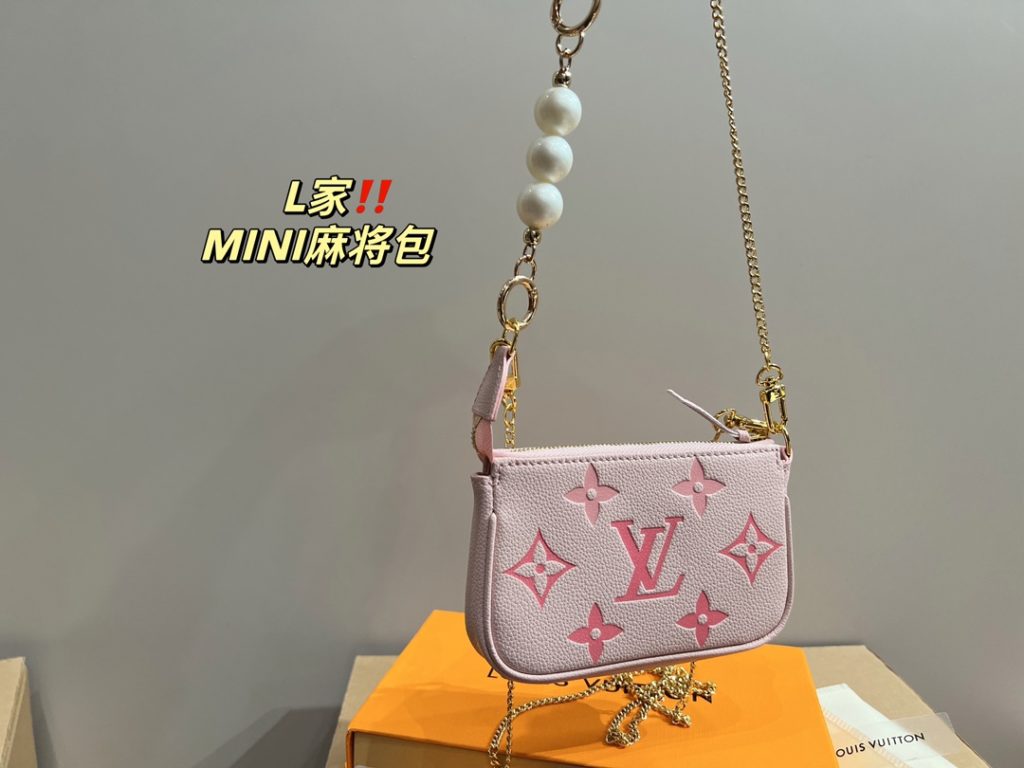 LV mahjong bag mini<br>With a sense of fashion elements<br>Creates a unique design<br>Everywhere with a cool style