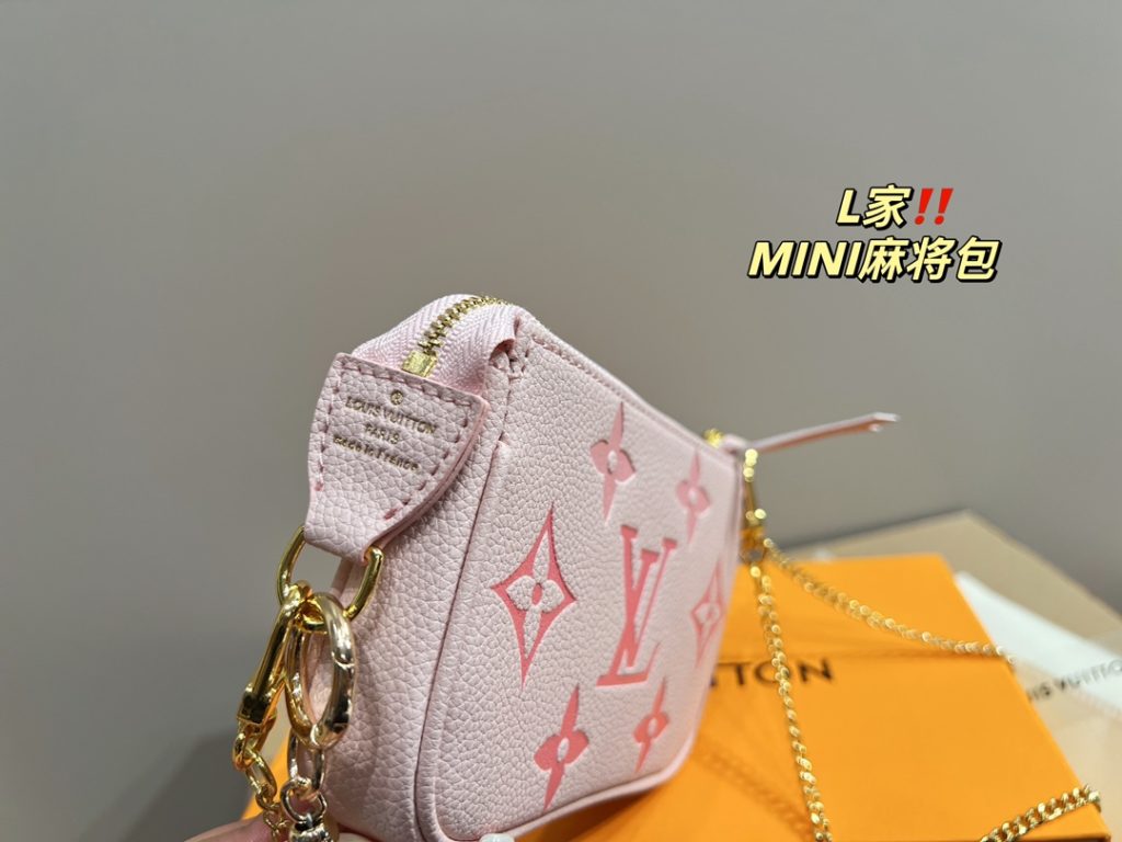 LV mahjong bag mini<br>With a sense of fashion elements<br>Creates a unique design<br>Everywhere with a cool style