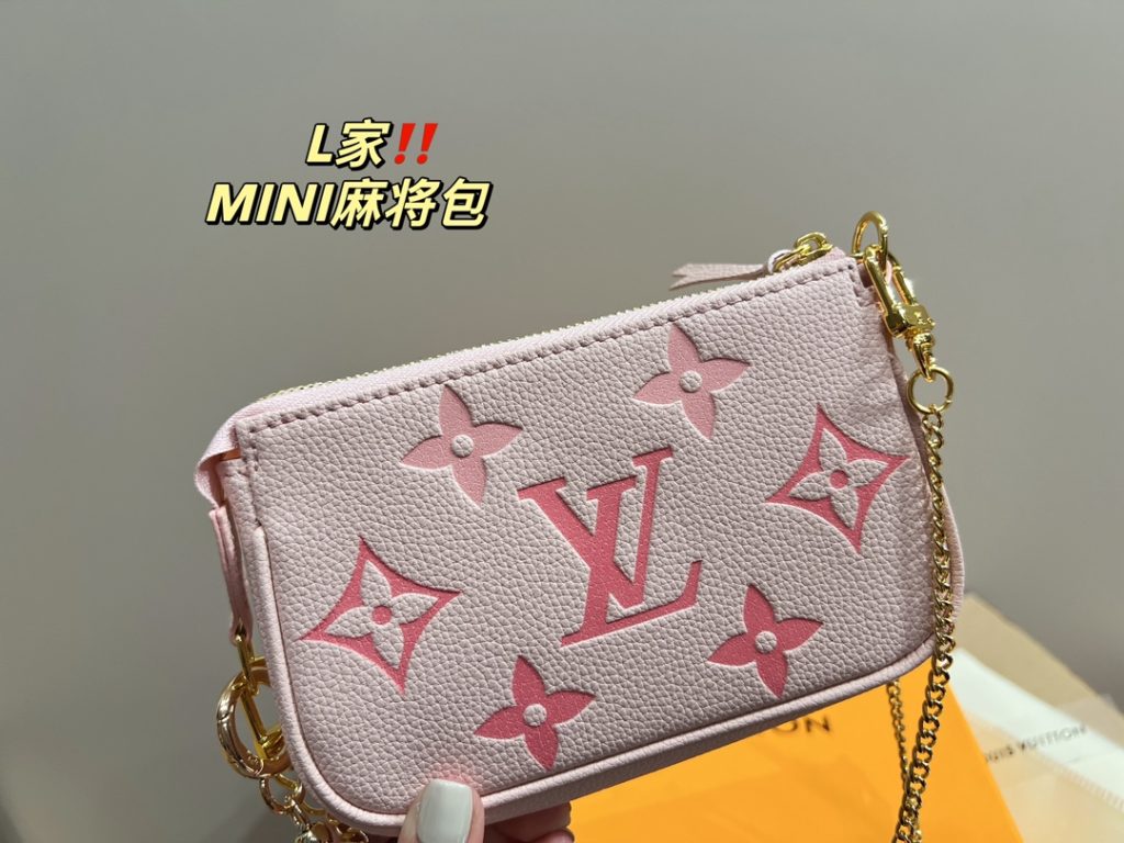 LV mahjong bag mini<br>With a sense of fashion elements<br>Creates a unique design<br>Everywhere with a cool style