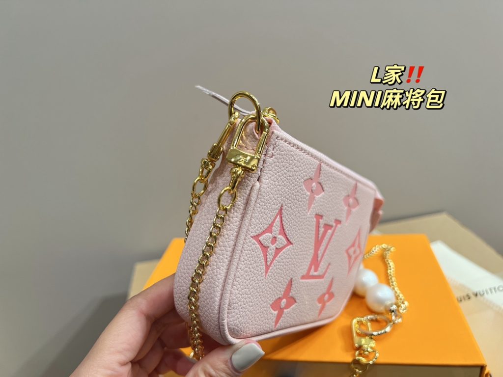 LV mahjong bag mini<br>With a sense of fashion elements<br>Creates a unique design<br>Everywhere with a cool style