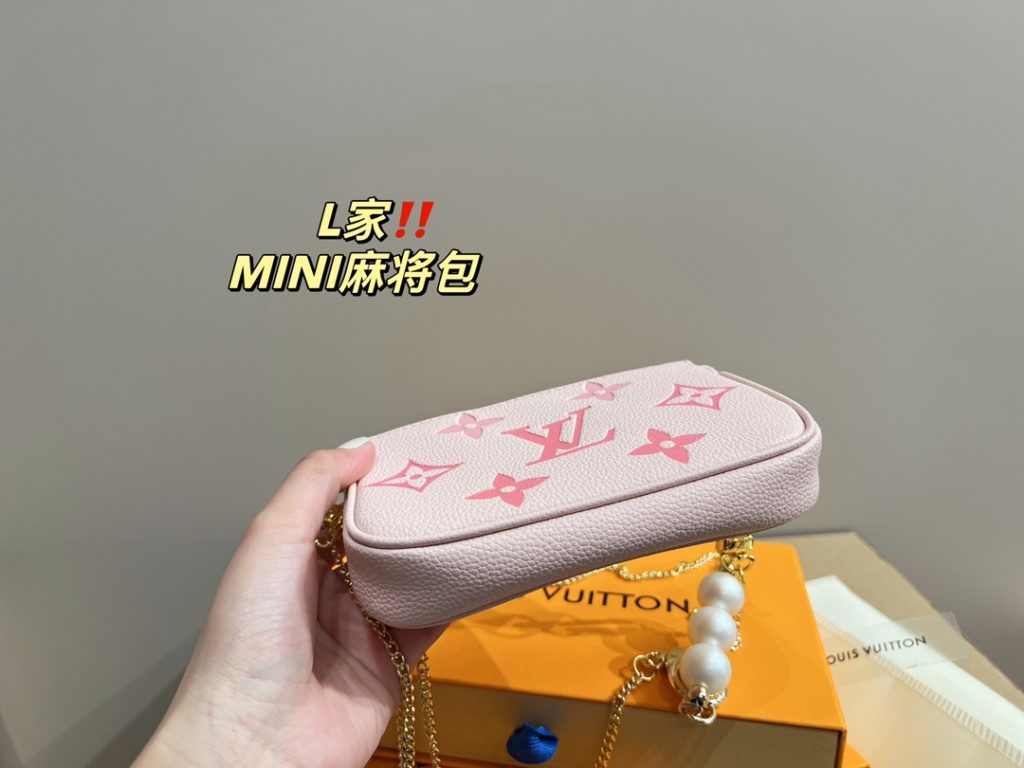 LV mahjong bag mini<br>With a sense of fashion elements<br>Creates a unique design<br>Everywhere with a cool style