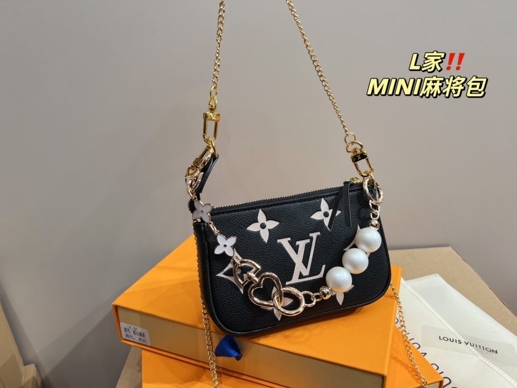 LV mahjong bag mini<br>With a sense of fashion elements<br>Creates a unique design<br>Everywhere with a cool style