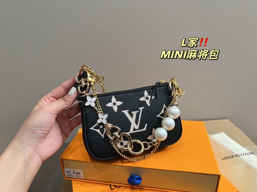 LV mahjong bag mini<br>With a sense of fashion elements<br>Creates a unique design<br>Everywhere with a cool style