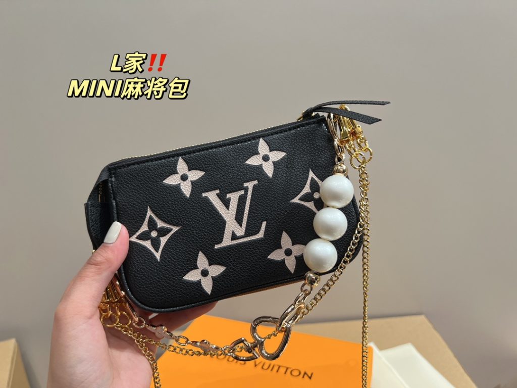 LV mahjong bag mini<br>With a sense of fashion elements<br>Creates a unique design<br>Everywhere with a cool style