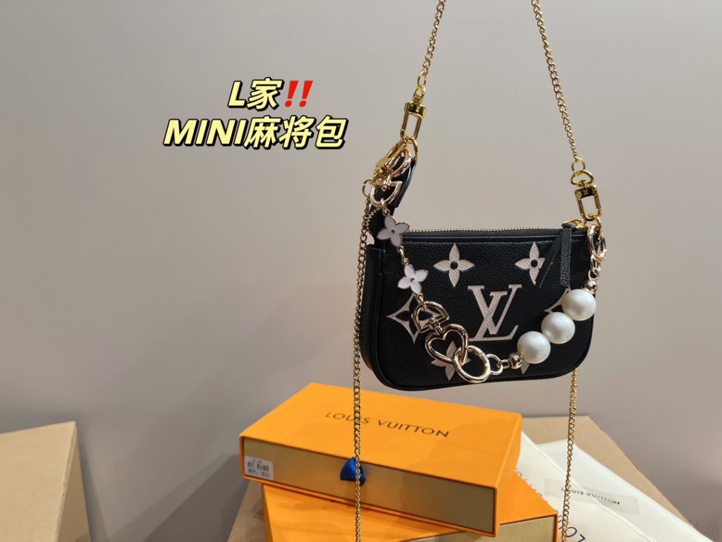 LV mahjong bag mini<br>With a sense of fashion elements<br>Creates a unique design<br>Everywhere with a cool style