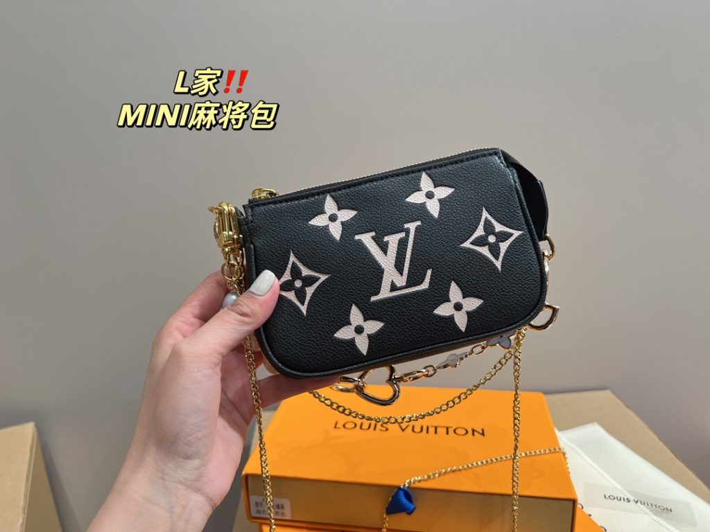 LV mahjong bag mini<br>With a sense of fashion elements<br>Creates a unique design<br>Everywhere with a cool style