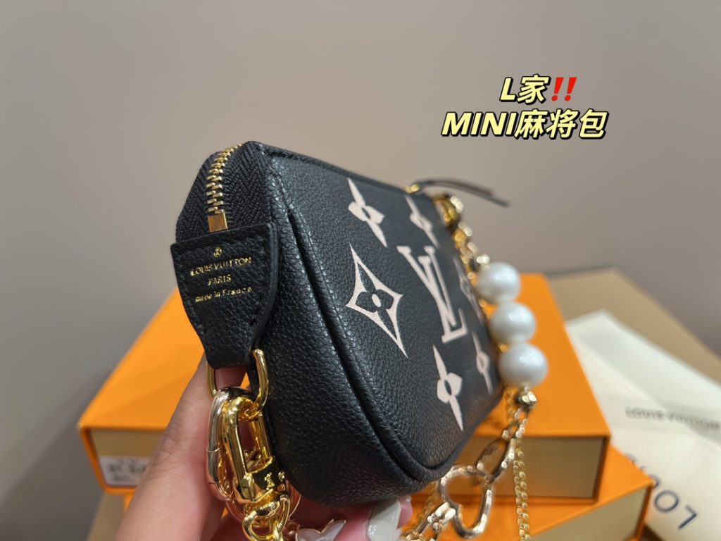 LV mahjong bag mini<br>With a sense of fashion elements<br>Creates a unique design<br>Everywhere with a cool style