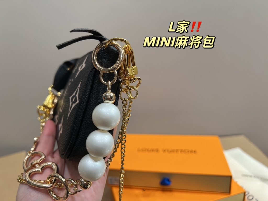 LV mahjong bag mini<br>With a sense of fashion elements<br>Creates a unique design<br>Everywhere with a cool style