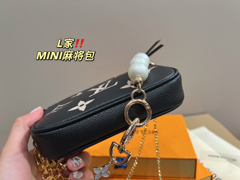 LV mahjong bag mini<br>With a sense of fashion elements<br>Creates a unique design<br>Everywhere with a cool style