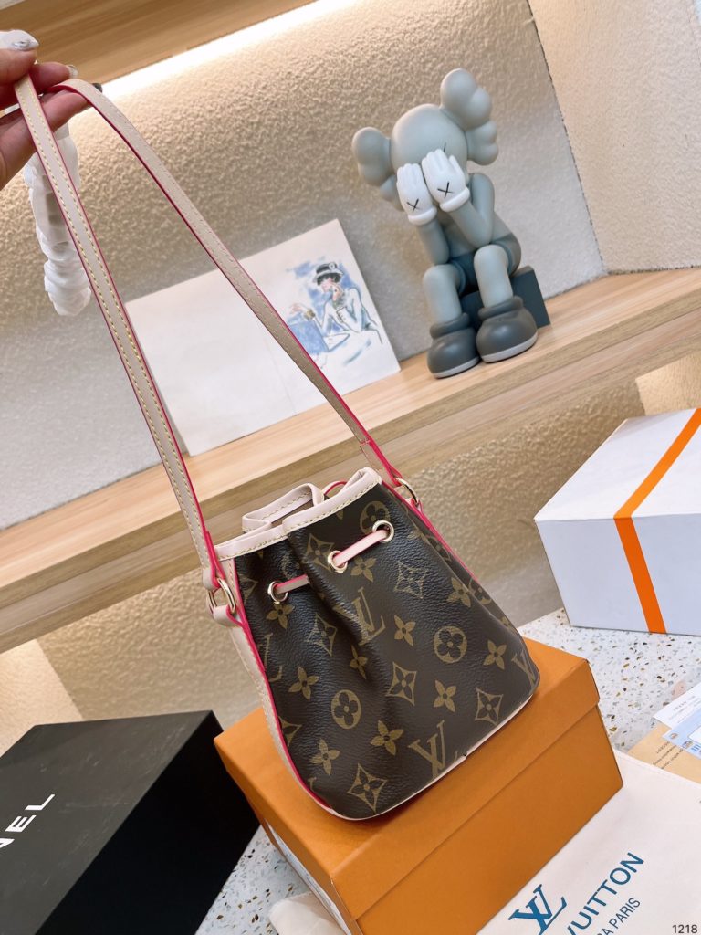 With gift box LV Nano bucket bag Blessing nano mini bucket capacity can put cell phone wallet ‼️ the smaller the more fire ah [pleasant] mini especially delicate original leather quality very delicate super soft old flower fabric Size: 14 16