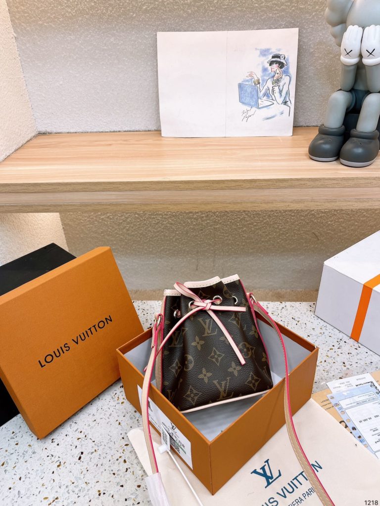 With gift box LV Nano bucket bag Blessing nano mini bucket capacity can put cell phone wallet ‼️ the smaller the more fire ah [pleasant] mini especially delicate original leather quality very delicate super soft old flower fabric Size: 14 16