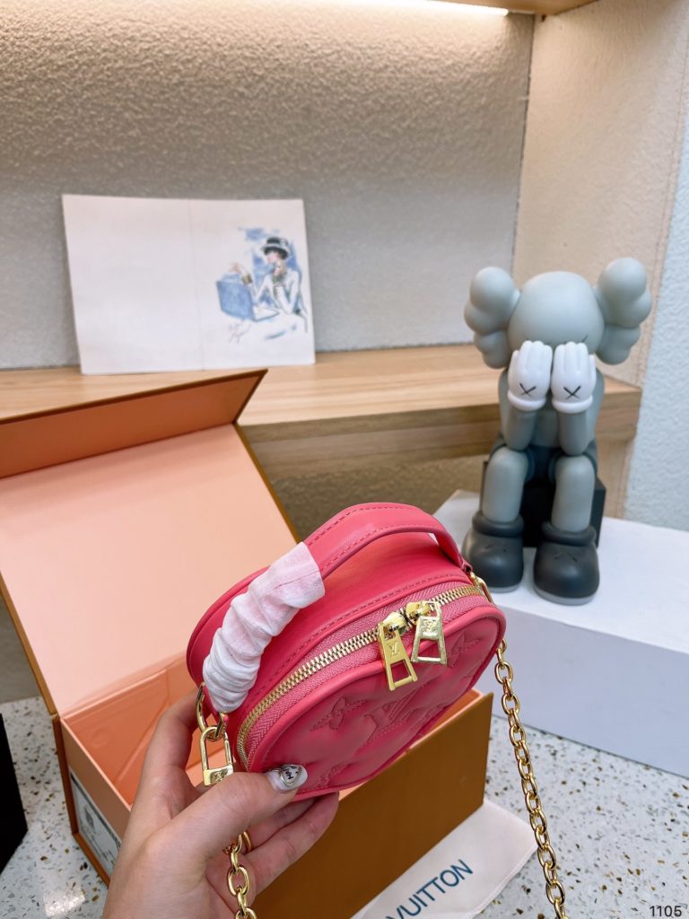 Official Size Folding Box Lv Valentine's Day Limited Love Bag 💗Louis Vuitton February upcoming love bag, have not yet arranged a Valentine's Day gift know what to do it,🉑️ handheld 🉑️ shoulder, too cute it! Size: 14 13