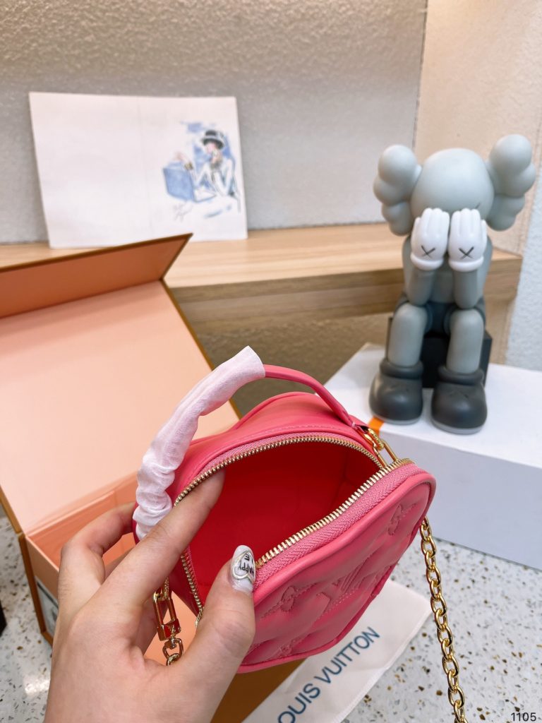 Official Size Folding Box Lv Valentine's Day Limited Love Bag 💗Louis Vuitton February upcoming love bag, have not yet arranged a Valentine's Day gift know what to do it,🉑️ handheld 🉑️ shoulder, too cute it! Size: 14 13