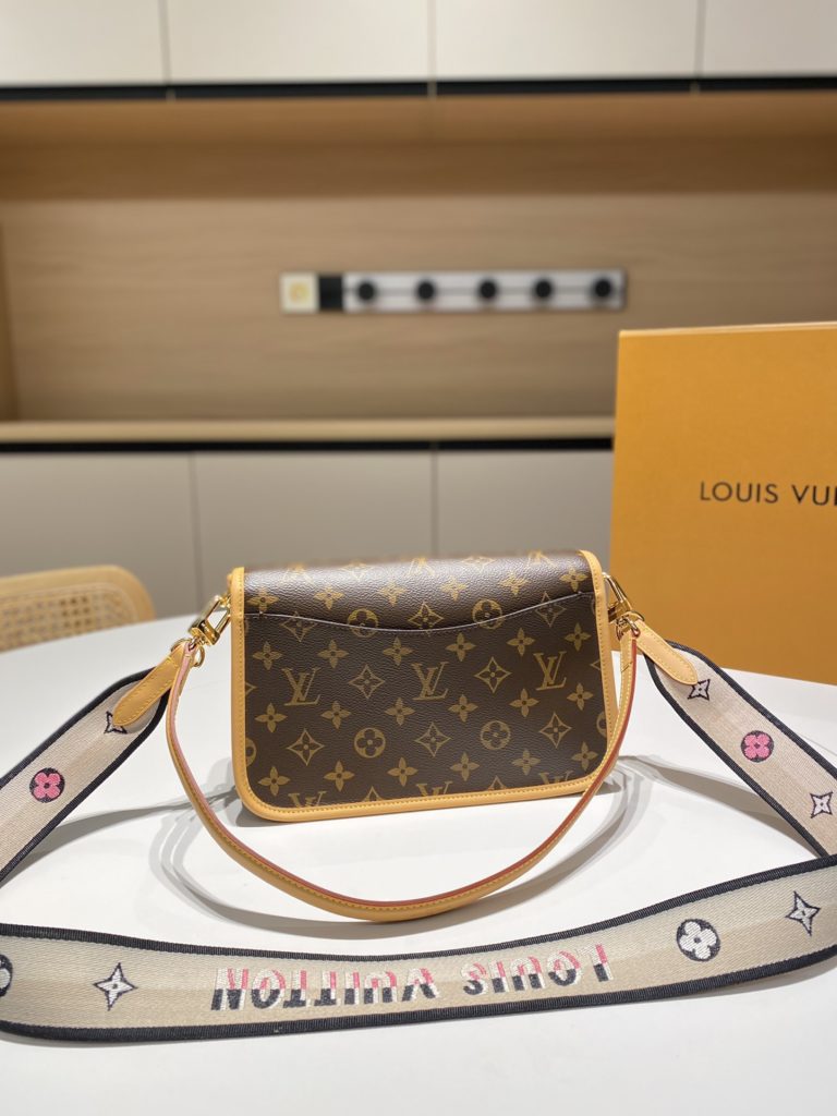 Lv new Diane old flower baguette bag runway models shoulder crossbody armpit bag with floral embroidery shoulder straps all steel hardware<br>Size: 24 * 15 * 9CM with 2 shoulder straps are removable