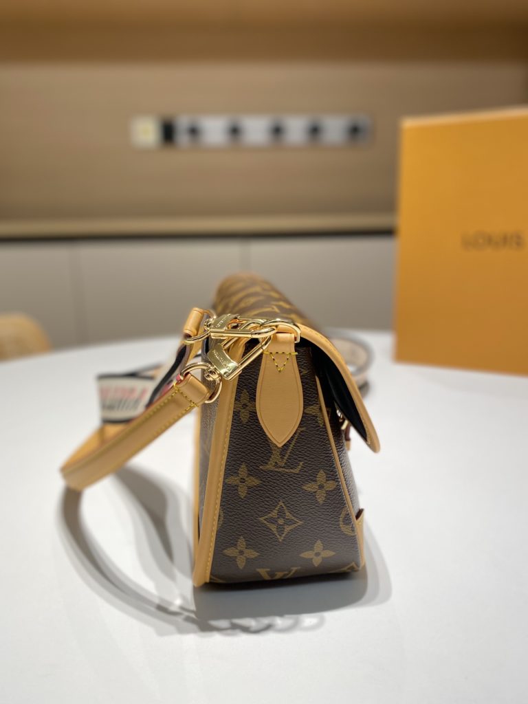 Lv new Diane old flower baguette bag runway models shoulder crossbody armpit bag with floral embroidery shoulder straps all steel hardware<br>Size: 24 * 15 * 9CM with 2 shoulder straps are removable