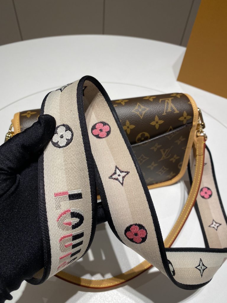 Lv new Diane old flower baguette bag runway models shoulder crossbody armpit bag with floral embroidery shoulder straps all steel hardware<br>Size: 24 * 15 * 9CM with 2 shoulder straps are removable