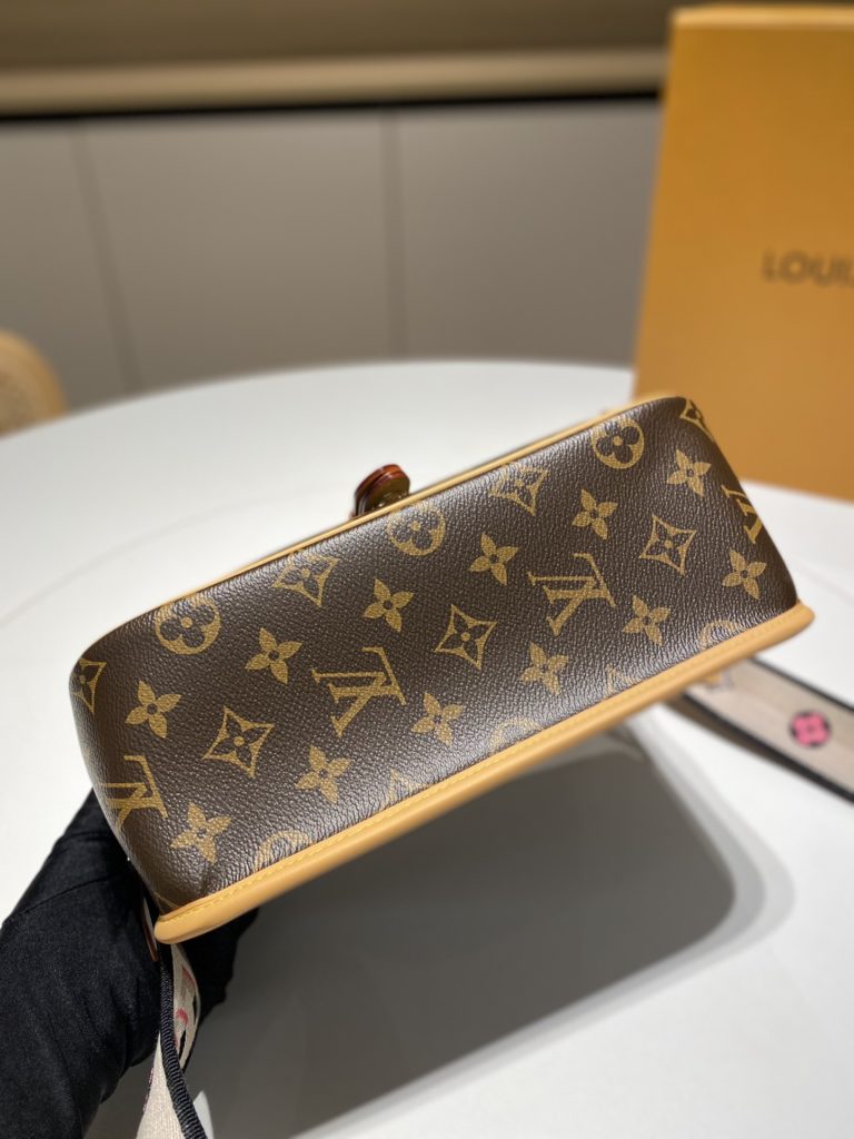 Lv new Diane old flower baguette bag runway models shoulder crossbody armpit bag with floral embroidery shoulder straps all steel hardware<br>Size: 24 * 15 * 9CM with 2 shoulder straps are removable