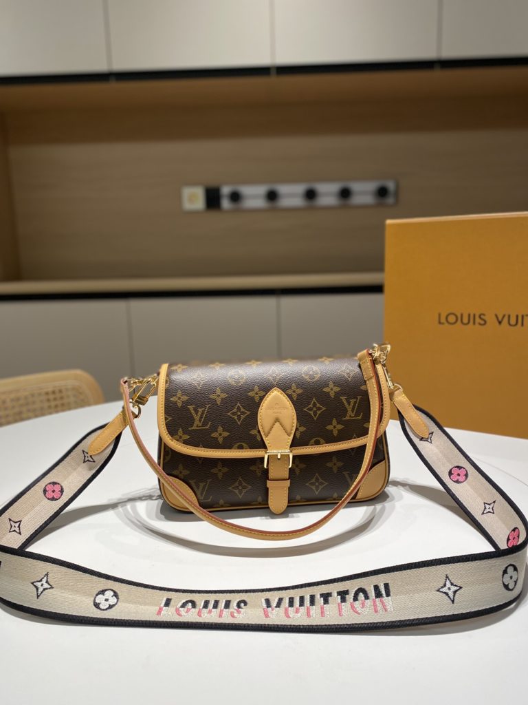 Lv new Diane old flower baguette bag runway models shoulder crossbody armpit bag with floral embroidery shoulder straps all steel hardware<br>Size: 24 * 15 * 9CM with 2 shoulder straps are removable