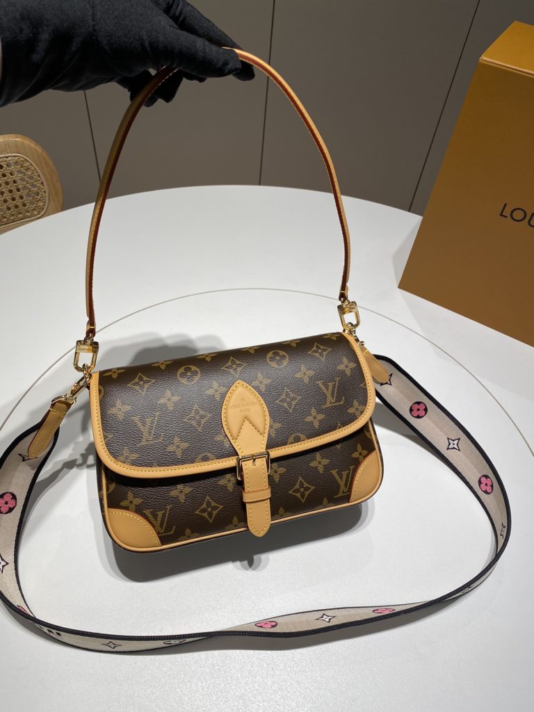 Lv new Diane old flower baguette bag runway models shoulder crossbody armpit bag with floral embroidery shoulder straps all steel hardware<br>Size: 24 * 15 * 9CM with 2 shoulder straps are removable