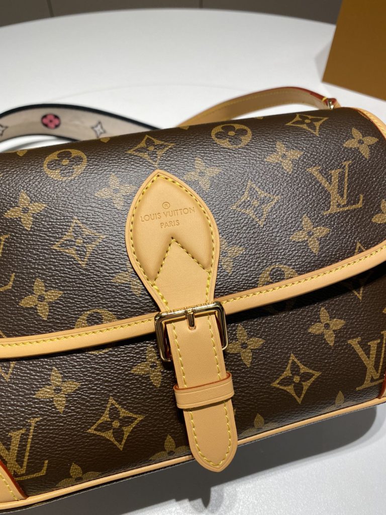 Lv new Diane old flower baguette bag runway models shoulder crossbody armpit bag with floral embroidery shoulder straps all steel hardware<br>Size: 24 * 15 * 9CM with 2 shoulder straps are removable