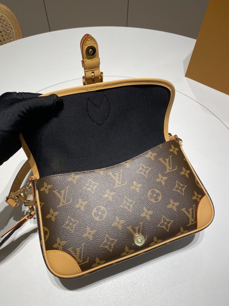 Lv new Diane old flower baguette bag runway models shoulder crossbody armpit bag with floral embroidery shoulder straps all steel hardware<br>Size: 24 * 15 * 9CM with 2 shoulder straps are removable