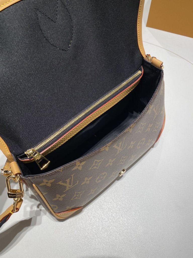 Lv new Diane old flower baguette bag runway models shoulder crossbody armpit bag with floral embroidery shoulder straps all steel hardware<br>Size: 24 * 15 * 9CM with 2 shoulder straps are removable