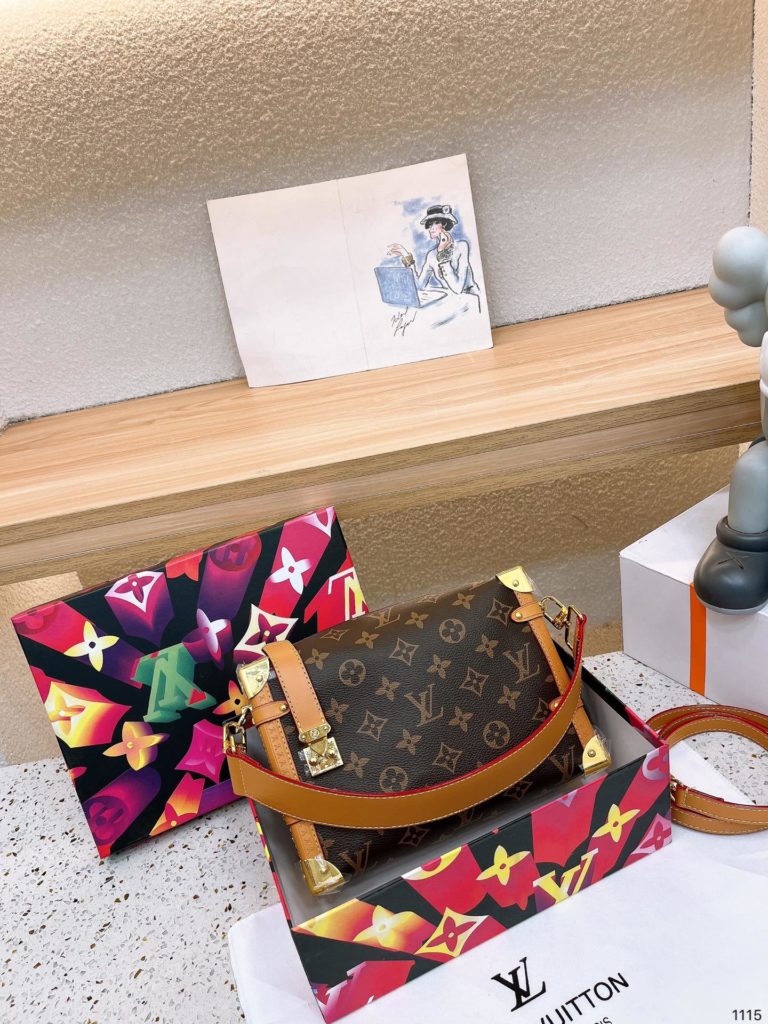 Lv yesterday released the 2023 early spring vacation series personal too like, science fiction movies in the future of fashion sense, so I can not wait to turn the next new bag this season, the use of a large number of metal elements to make Monagram into a sense of the future