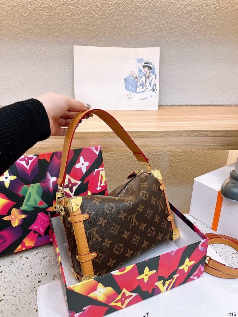 Lv yesterday released the 2023 early spring vacation series personal too like, science fiction movies in the future of fashion sense, so I can not wait to turn the next new bag this season, the use of a large number of metal elements to make Monagram into a sense of the future