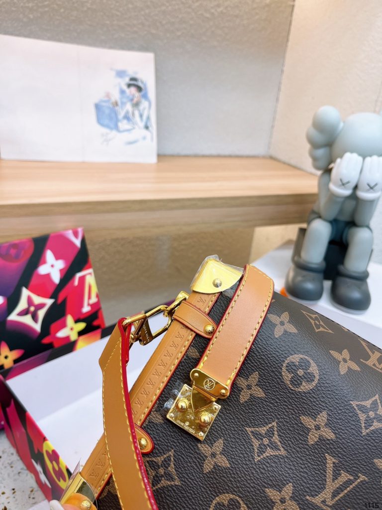 Lv yesterday released the 2023 early spring vacation series personal too like, science fiction movies in the future of fashion sense, so I can not wait to turn the next new bag this season, the use of a large number of metal elements to make Monagram into a sense of the future