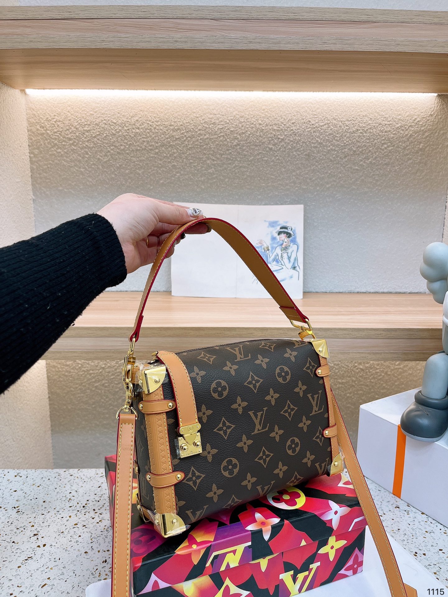 Lv yesterday released the 2023 early spring vacation series personal too like, science fiction movies in the future of fashion sense, so I can not wait to turn the next new bag this season, the use of a large number of metal elements to make Monagram into a sense of the future