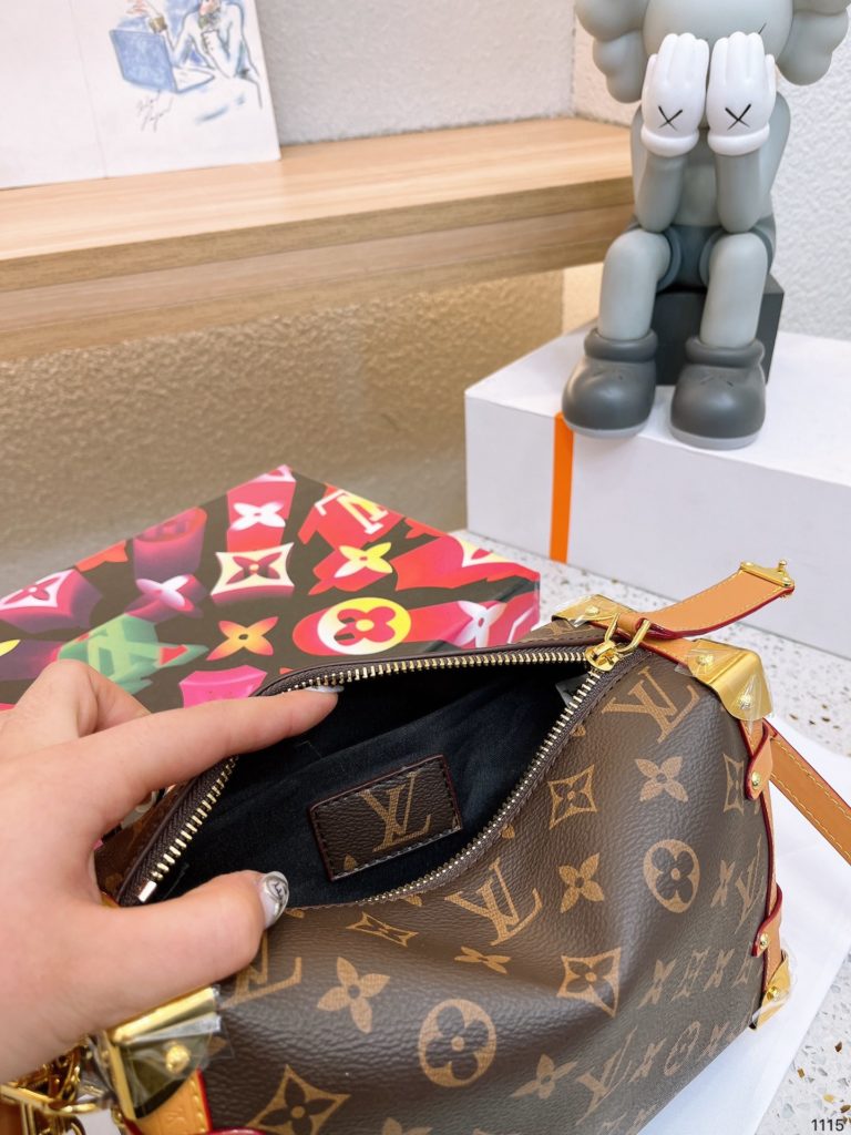 Lv yesterday released the 2023 early spring vacation series personal too like, science fiction movies in the future of fashion sense, so I can not wait to turn the next new bag this season, the use of a large number of metal elements to make Monagram into a sense of the future