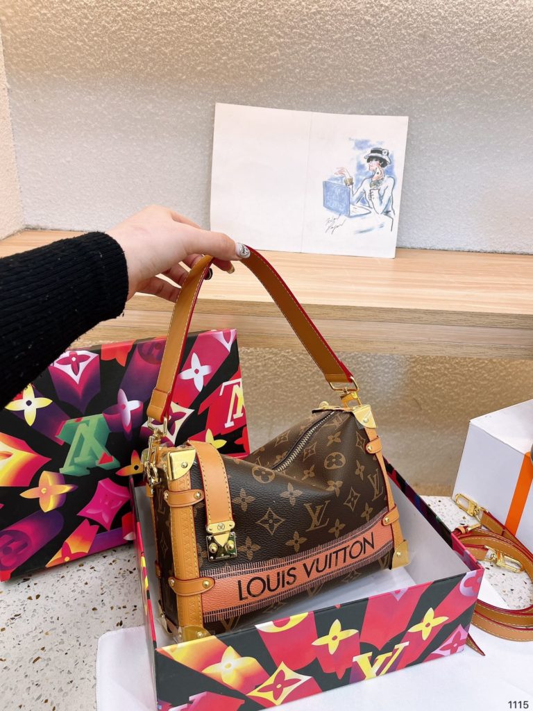 Lv yesterday released the 2023 early spring vacation series personal too like, science fiction movies in the future of fashion sense, so I can not wait to turn the next new bag this season, the use of a large number of metal elements to make Monagram into a sense of the future