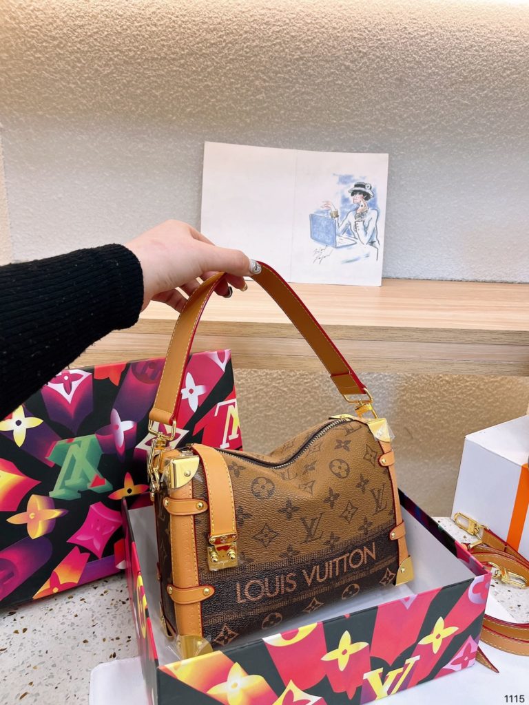 Lv yesterday released the 2023 early spring vacation series personal too like, science fiction movies in the future of fashion sense, so I can not wait to turn the next new bag this season, the use of a large number of metal elements to make Monagram into a sense of the future