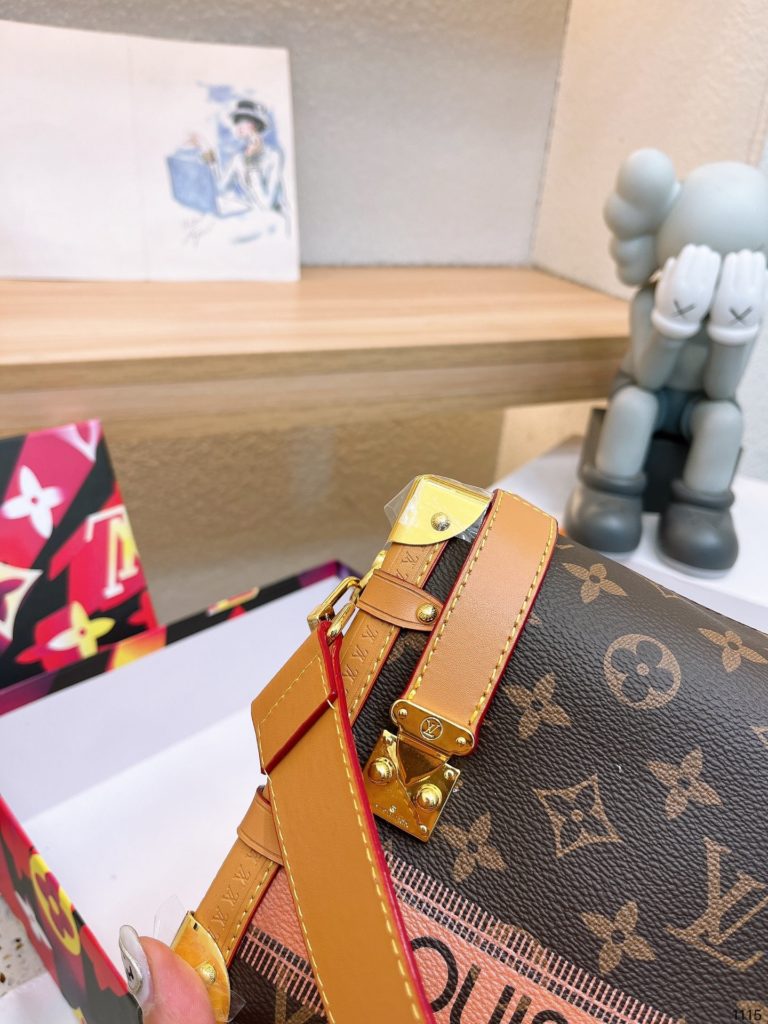 Lv yesterday released the 2023 early spring vacation series personal too like, science fiction movies in the future of fashion sense, so I can not wait to turn the next new bag this season, the use of a large number of metal elements to make Monagram into a sense of the future