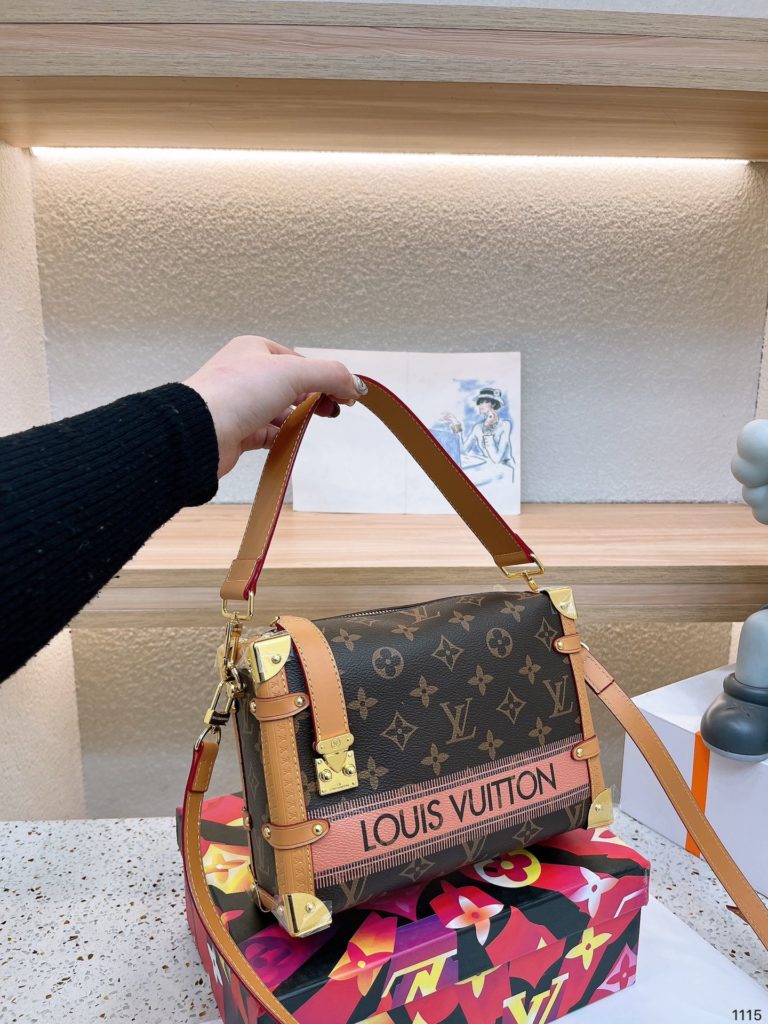 Lv yesterday released the 2023 early spring vacation series personal too like, science fiction movies in the future of fashion sense, so I can not wait to turn the next new bag this season, the use of a large number of metal elements to make Monagram into a sense of the future