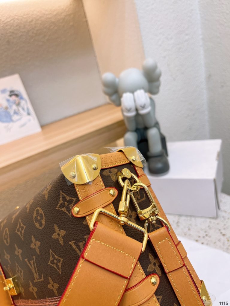 Lv yesterday released the 2023 early spring vacation series personal too like, science fiction movies in the future of fashion sense, so I can not wait to turn the next new bag this season, the use of a large number of metal elements to make Monagram into a sense of the future