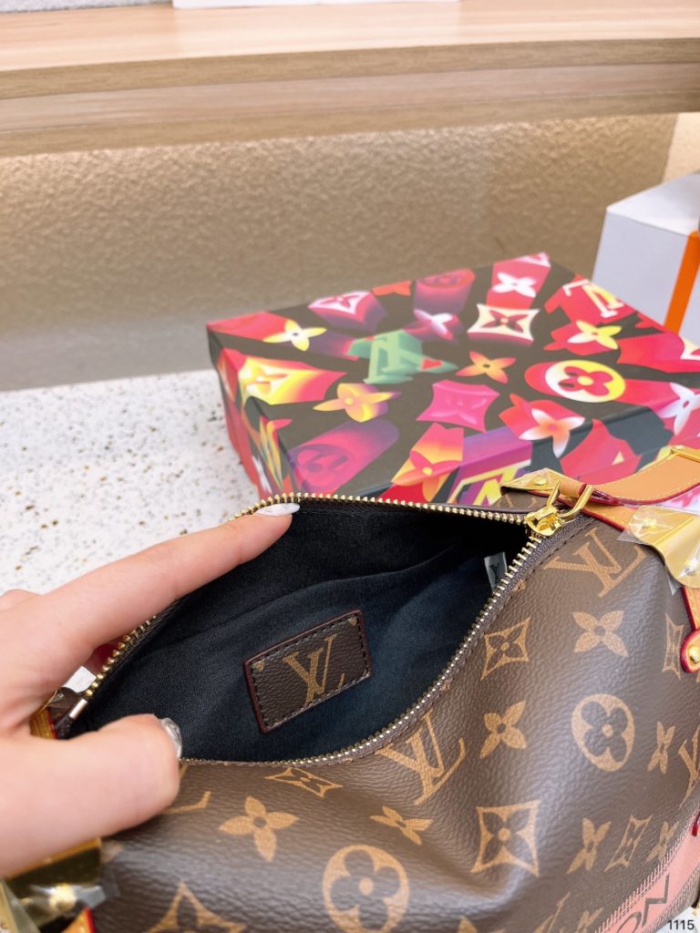 Lv yesterday released the 2023 early spring vacation series personal too like, science fiction movies in the future of fashion sense, so I can not wait to turn the next new bag this season, the use of a large number of metal elements to make Monagram into a sense of the future