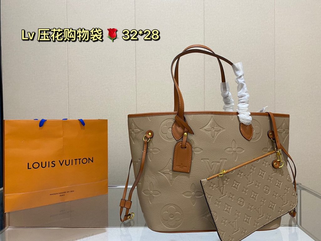 lv embossed shopping bag! Deformable Super handsome bag, back to go is the highest rate of return on this street chick, the bag is big but not heavy, shopping can carry it, buy things are loaded inside, when you travel can also carry it, with clothes is very A! Size: 32 28