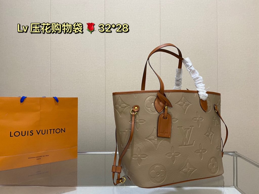 lv embossed shopping bag! Deformable Super handsome bag, back to go is the highest rate of return on this street chick, the bag is big but not heavy, shopping can carry it, buy things are loaded inside, when you travel can also carry it, with clothes is very A! Size: 32 28