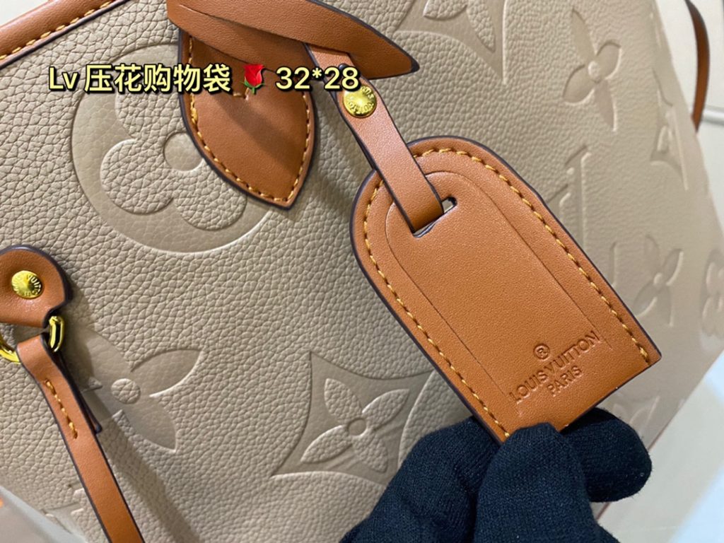 lv embossed shopping bag! Deformable Super handsome bag, back to go is the highest rate of return on this street chick, the bag is big but not heavy, shopping can carry it, buy things are loaded inside, when you travel can also carry it, with clothes is very A! Size: 32 28