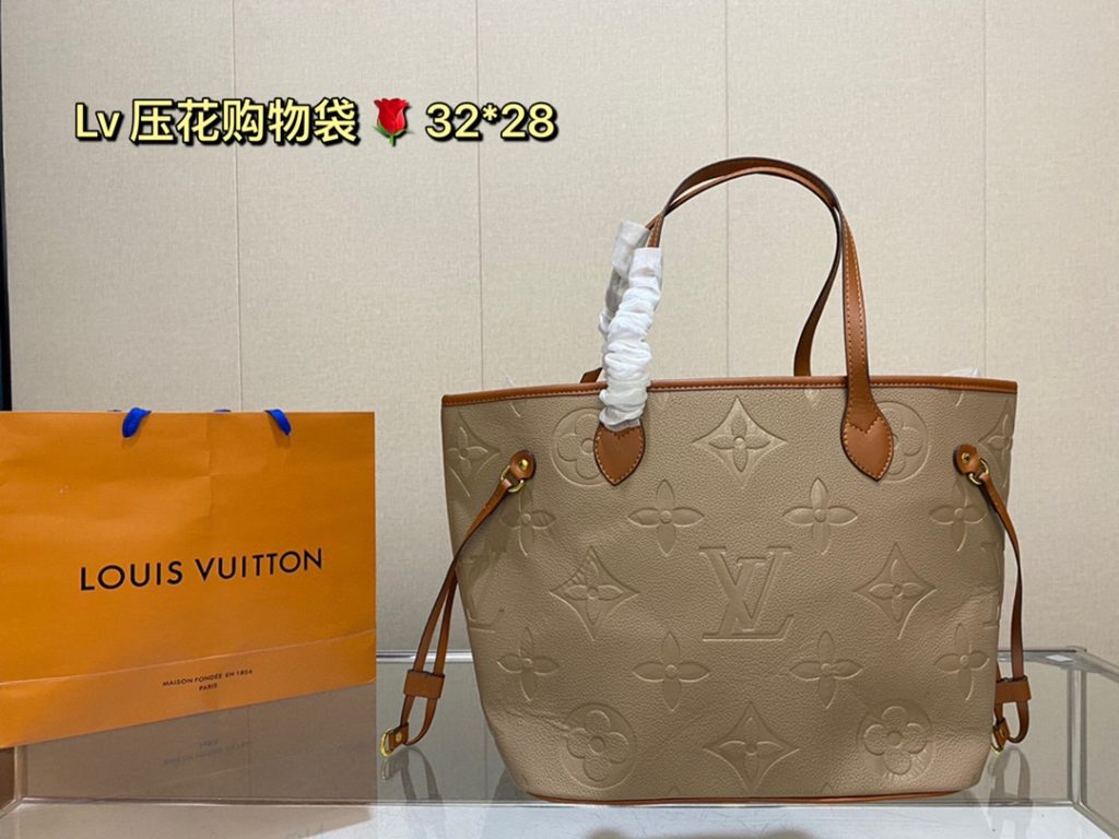 lv embossed shopping bag! Deformable Super handsome bag, back to go is the highest rate of return on this street chick, the bag is big but not heavy, shopping can carry it, buy things are loaded inside, when you travel can also carry it, with clothes is very A! Size: 32 28