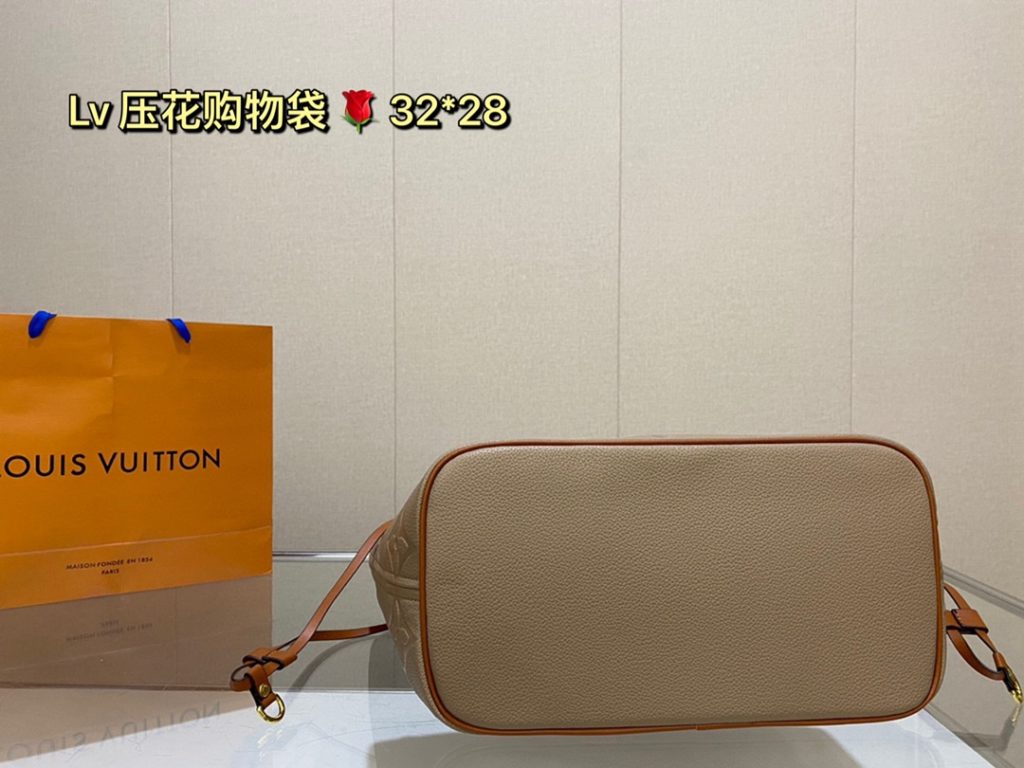 lv embossed shopping bag! Deformable Super handsome bag, back to go is the highest rate of return on this street chick, the bag is big but not heavy, shopping can carry it, buy things are loaded inside, when you travel can also carry it, with clothes is very A! Size: 32 28