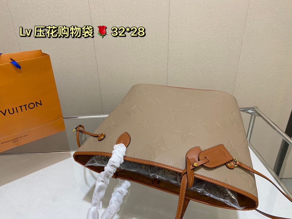 lv embossed shopping bag! Deformable Super handsome bag, back to go is the highest rate of return on this street chick, the bag is big but not heavy, shopping can carry it, buy things are loaded inside, when you travel can also carry it, with clothes is very A! Size: 32 28