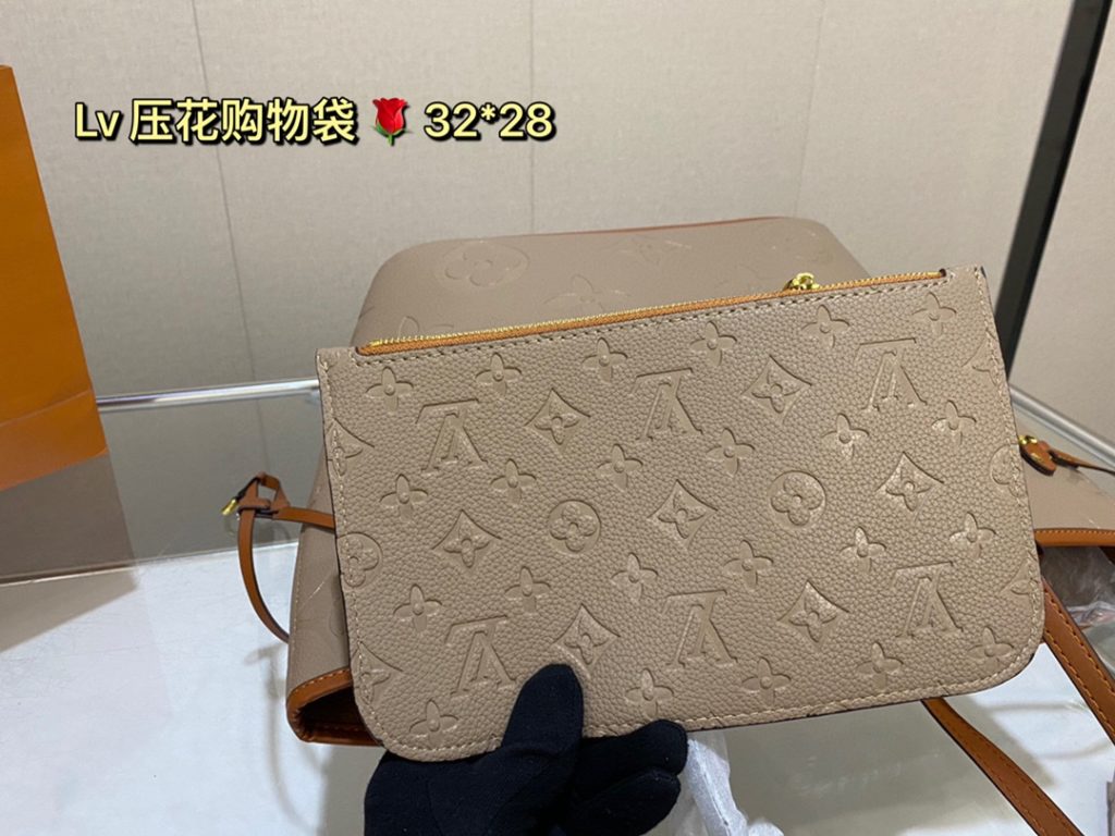 lv embossed shopping bag! Deformable Super handsome bag, back to go is the highest rate of return on this street chick, the bag is big but not heavy, shopping can carry it, buy things are loaded inside, when you travel can also carry it, with clothes is very A! Size: 32 28