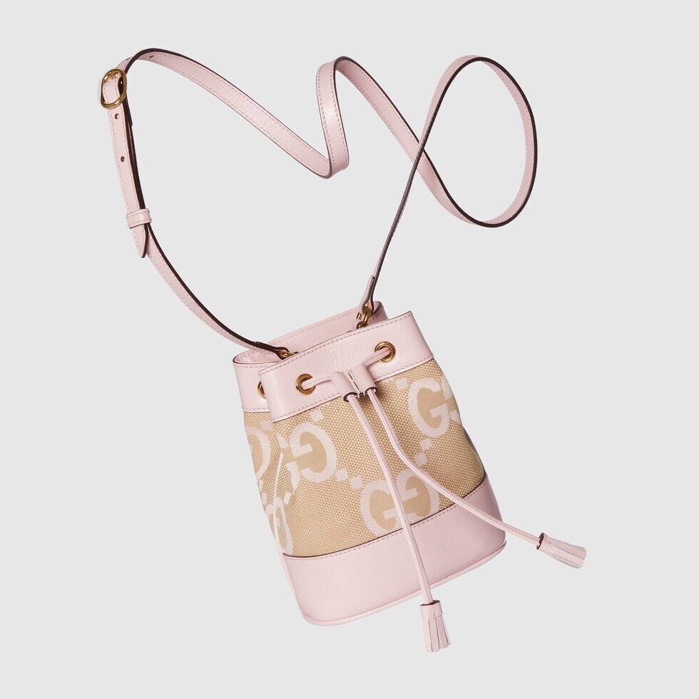 💋💋 Ophidia series super double G mini bucket bag. Super double-G canvas introduces the classic and meaningful combination of light pink and camel colors, inheriting the historical origin of the material. Canvas has been used in many series for a long time, and has become the trademark material of the brand. Ophidia series bucket bag has a crisp shape, decorated with light pink leather piping, and matched with the same color drawcord. Hidden details Camel and light pink super double G canvas light pink leather adjustable shoulder strap (58 cm high) drawcord fixed weight: about 0.28 kg 15.5 cm (W) x 19 cm (H) x 9 cm (D) Italian creation