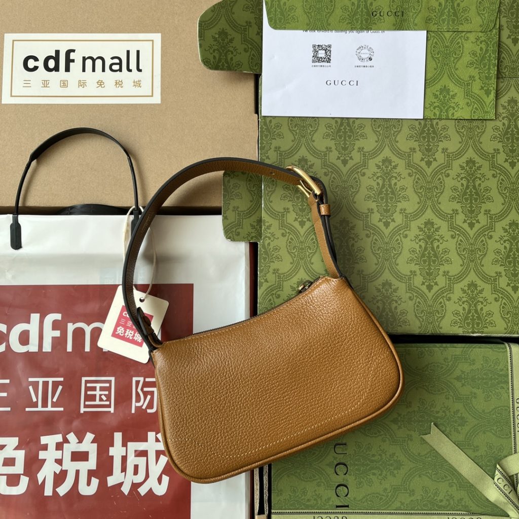 📣📣📣 [Original leather 🌈 (Cdfmall Sanya duty-free shop handbag] 🔥🔥 New GG 👉 The zp Cosmogone series made its debut at the historic Monte Castle in Italy. On the show, aesthetic elements of different times and different geographical locations complement each other, linking the past with the present. Inspired by the brand's collection elements, this new crescent-shaped small shoulder bag is made of soft leather and decorated with the double-G logo that appeared in the 1970s. It is equipped with one made of leather and the other made of discernible GG gold tone metal chain, which fully explains the practical design concept advocated by the brand. Model: 739076. Size: 21 (W) x 12 (H) x 4cm (D) Color: brown/original leather.