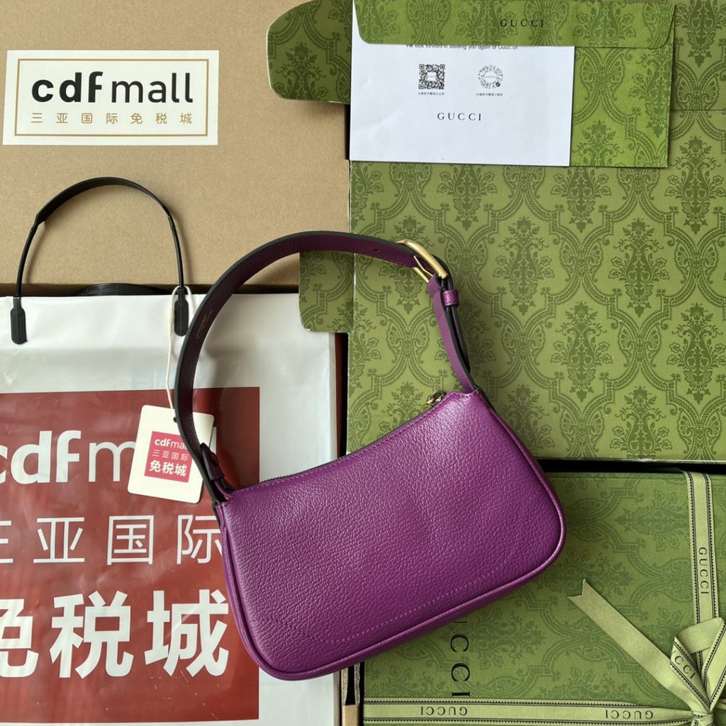 📣📣📣 [Original leather 🌈 (Cdfmall Sanya duty-free shop handbag] 🔥🔥 New GG 👉 The zp Cosmogone series made its debut at the historic Monte Castle in Italy. On the show, aesthetic elements of different times and different geographical locations complement each other, linking the past with the present. Inspired by the brand's collection elements, this new crescent-shaped small shoulder bag is made of soft leather and decorated with the double-G logo that appeared in the 1970s. It is equipped with one made of leather and the other made of discernible GG gold tone metal chain, which fully explains the practical design concept advocated by the brand. Model: 739076. Size: 21 (W) x 12 (H) x 4cm (D) Color: brown/original leather.