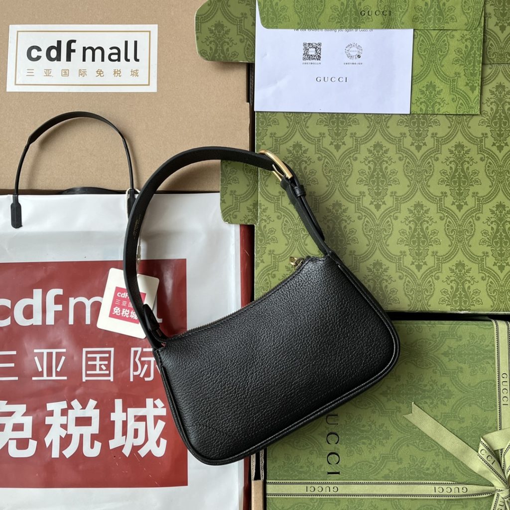 📣📣📣 [Original leather 🌈 (Cdfmall Sanya duty-free shop handbag] 🔥🔥 New GG 👉 The zp Cosmogone series made its debut at the historic Monte Castle in Italy. On the show, aesthetic elements of different times and different geographical locations complement each other, linking the past with the present. Inspired by the brand's collection elements, this new crescent-shaped small shoulder bag is made of soft leather and decorated with the double-G logo that appeared in the 1970s. It is equipped with one made of leather and the other made of discernible GG gold tone metal chain, which fully explains the practical design concept advocated by the brand. Model: 739076. Size: 21 (W) x 12 (H) x 4cm (D) Color: brown/original leather.